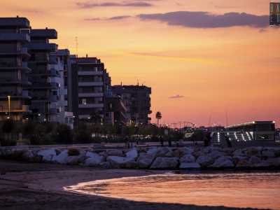 Concludiamo qui il nostro viaggio. Il sole sta tramontando e siamo davanti all�Adriatico, il tesoro pi� grande di questa citt�. Un mare che nel corso del tempo si � allontanato sempre pi� dai baresi, riuscendo per� a trovare qui, a San Girolamo, un rifugio sicuro